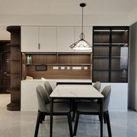 Griffloses, maßgefertigtes Esszimmer-Sideboard mit gehärteten Glasweinregalen für schmale Essbereiche in Studios