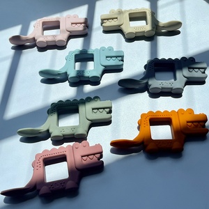 NEWEVER Nuovo Stile Cucchiaio Massaggiagengive in Silicone Senza BPA a Forma di Coccodrillo, Utensili per lo Svezzamento Guidato dal Bambino, Cucchiaio per Neonati Fase 1, 7-36 Mesi - Product Image 4