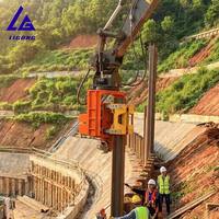 Vibro-marteau à prise latérale monté sur excavatrice pour la pose rapide de palplanches en acier sur les chantiers confinés
