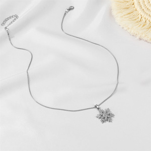 Collier pendentif flocon de neige serti de diamants blancs, bijoux cadeau - Product Image 2