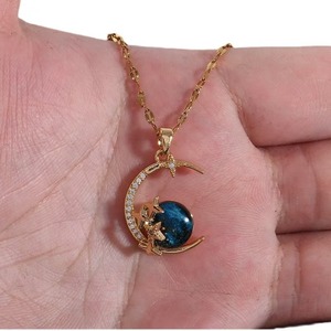 Collar Planeta Azul en Acero Inoxidable con Circonita Delicada Saturno Espacio Tierra Globo en la Luna Novedad en Joyería - Product Image 4