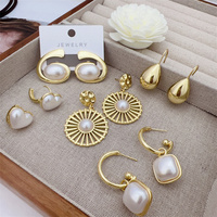Boucles d'oreilles en perles artificielles en forme de coeur en or 18 carats plaqué cuivre à la mode avec divers styles pour les cadeaux quotidiens des femmes
