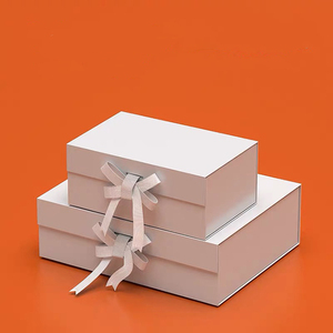Caja de Regalo Magnética Plegable de Lujo Personalizada para el Día de San Valentín, con Laminado Mate y Logotipo en Relieve - Product Image 1