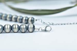 Collar de Perlas de Plata de Ley de 8 mm Hecho a Mano por MBR GEMS & JEWELRY, Collar Elegante de 16 Pulgadas de Largo, Unisex, para Aniversario - Product Image 5