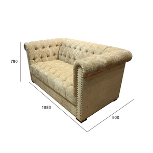 <span class=keywords><strong>Canapé</strong></span> triple vintage en velours doré avec garniture cloutée, accoudoirs roulés et rembourrage profond à boutons, pour hall d'hôtel - Product Image 6
