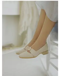 Chaussures à talons bas blancs pour femmes, chaussures à bout fermé, talons bloc faits à la main pour dames, escarpins pour dames