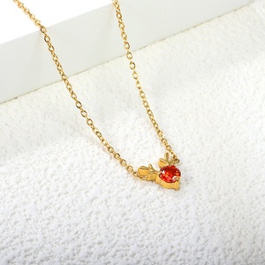 Collares de circonita roja al por mayor de fábrica, collares de acero inoxidable impermeables con baño de oro PVD de 18 quilates, collar de rubí con diseño de asta de ciervo - Product Image 4