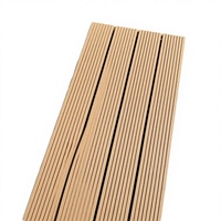 Planche de terrasse en WPC imperméable de style européen moderne, revêtement composite brossé pour terrasse de villa