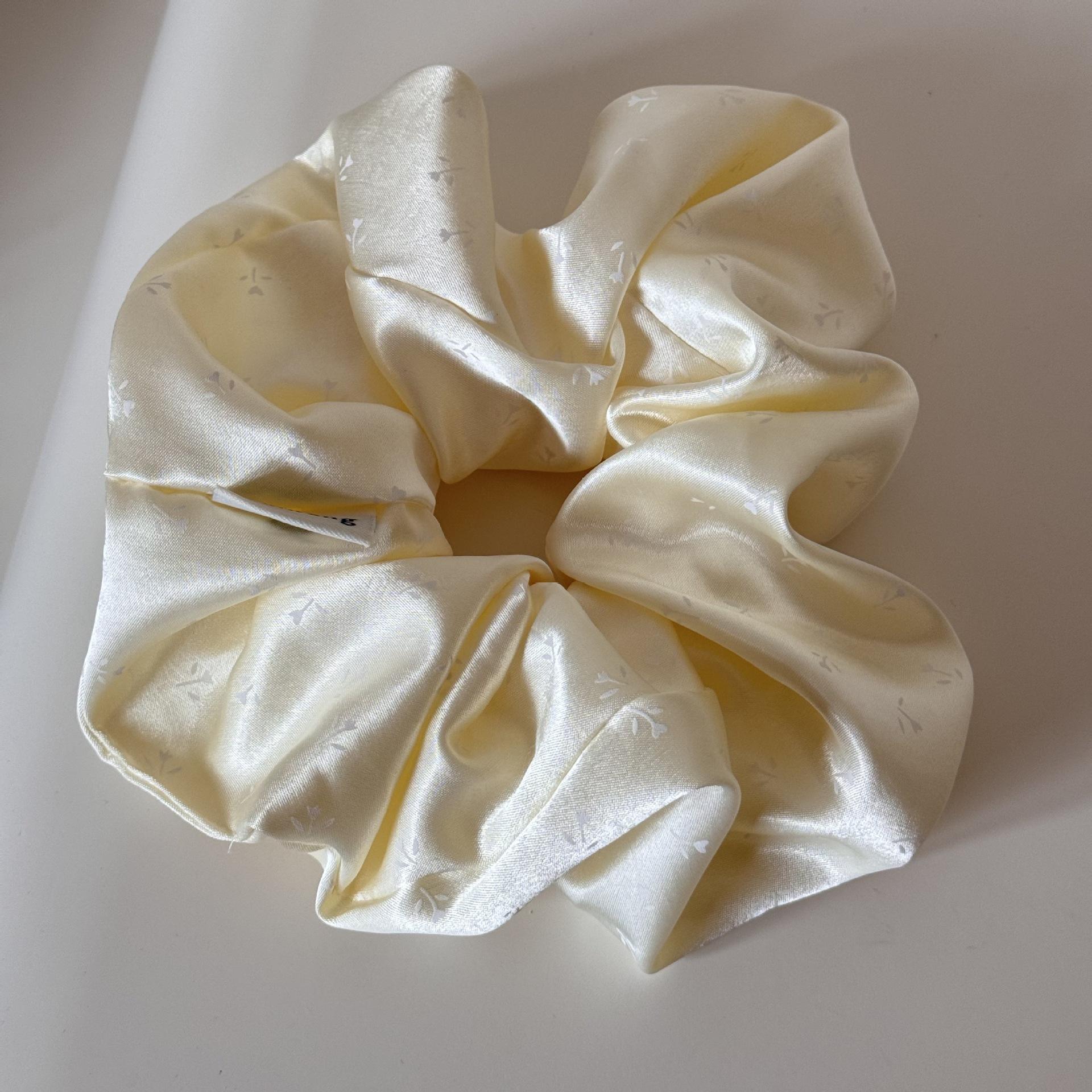 Bague à cheveux fleurie beige