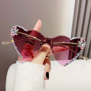 Gafas de Sol de Moda 2025, Lentes Degradadas con Pedrería de Lujo, Protección UV400, Montura sin Aro, Forma de Corazón, para Mujer - Product Image 2