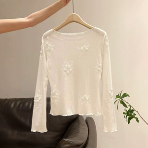 Haut de protection solaire blanc à manches longues pour femme UPF50+ léger, coupe ample, avec dentelle brodée, idéal pour l'été - Product Image 4