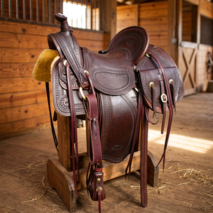 Sillín de Carreras BS International de Cuero Genuino, Duradero, Suave y Cómodo, con Estructura de Madera, Sillín Inglés para Caballo, Alfombrillas y Brida para Caballo - Product Image 1
