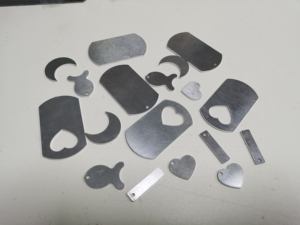 कारखाने कस्टम एल्यूमीनियम धातु पैमाने स्टेनलेस स्टील गोल रिक्त टैग दिल मछली आकार धातु स्टैम्पिंग खाली - Product Image 1