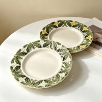 Assiette à dîner en céramique à motif de feuilles en relief, assiette décorative en céramique peinte à la main avec des fleurs pour la maison et la cuisine