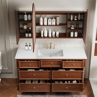 Ensemble de meubles de salle de bain vintage de style américain et français du milieu du siècle, avec lavabo et miroir sur pied