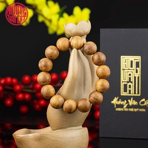 Bracelet en bois d'agar malaisien, perles rondes de 16 mm, teinte rouge, avec grain naturel riche, bijou élégant en bois d'oud - Product Image 1