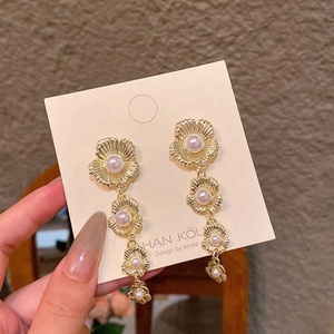Boucles d'oreilles clous rétro françaises plissées à fleurs, style européen et américain, plaqué or, alliage de zinc, diamant, pour soirée, vente en gros - Product Image 1