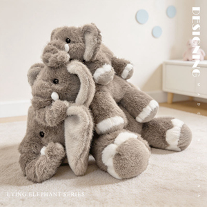 Morbido Peluche a Forma di Elefante Sdraiato - Cuscino Animale Imbottito Carino con Grandi Orecchie, Giocattolo Elefante Grigio Abbracciabile per Decorazione Camera dei Bambini - Product Image 2