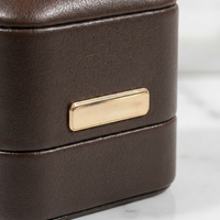 Boîte à bagues de luxe avec logo personnalisé, en cuir PU premium, carrée, avec décoration métallique, doublure en velours, emballage personnalisé