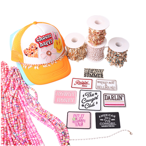 Chapeau de camionneur en jean brodé thermocollant style western, avec petits patchs à paillettes 'Howdy Raising Hell' et 'Cowgirl Américaine', vente en gros en vrac - Product Image 1