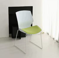 Chaise d'entraînement monobloc moulée en plastique empilable avec dossier rembourré pour bureau, école, conférence, réunion, événement
