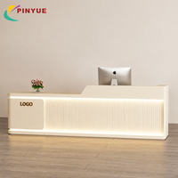 Comptoir de réception moderne blanc cassé à lattes avec panneau avant rétroéclairé et logo LED pour bureau, hall d'accueil, salle d'exposition, taille personnalisée