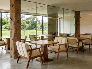 Set di Arredamento Moderno per Ristoranti: Sedie in Pelle Bianca con Tavolo in Legno Massello per Ristoranti Fast Food - Product Image 2