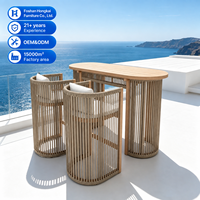 Ensemble de table et chaises de bar d'extérieur modernes avec tabourets hauts en corde tressée, finition grain de bois, mobilier de patio, balcon, hôtel