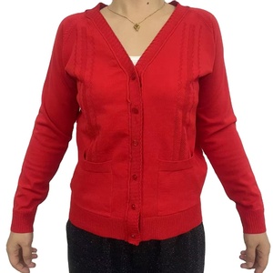 Áo len nữ cổ V trơn, may đo theo yêu cầu, 200 tùy chọn màu sắc, kiểu dáng cổ điển bất hủ, nút DTM, dáng regular fit, có túi trước chi tiết. - Product Image 2