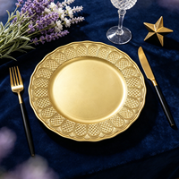 Assiettes de présentation de luxe dorées Wojia 13 pouces, bord festonné géométrique en relief, en plastique thermolaqué pour la mise en table de fête