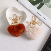 Porte-clés en peluche en forme de cœur amusant, porte-clés mignon en fausse fourrure pompon pour sacs à main, sacs à dos, clés de voiture, cadeau pour femmes