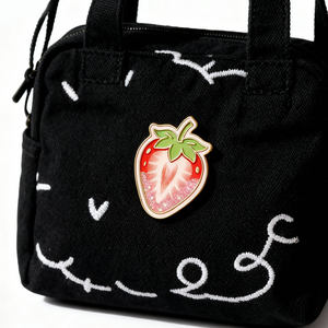 Épingles à revers en sable mouvant pailleté, vente en gros, épingles en émail métallique imprimées, badge personnalisé, épingles en sable mouvant liquide à la <span class=keywords><strong>fraise</strong></span> avec carte - Product Image 6