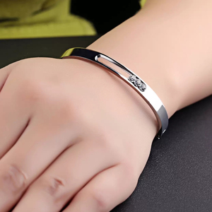 กำไลข้อมือแบรนด์หรูสำหรับผู้หญิง สแตนเลสสตีล ชุบทอง 18K ดีไซน์เนอร์แบรนด์ดัง - Product Image 6