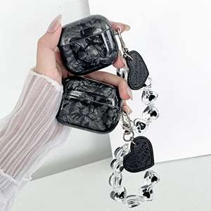 Funda para Auriculares Apple AirPods 4, Diseño de Carcasa Negra IMD con Colgante de Corazón, Funda Protectora Completa Anti-Caídas - Product Image 4