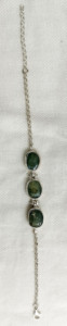 Pulsera Moderna de Plata de Ley Hecha a Mano con Piedra Esmeralda que Ofrece una Artesanía Elegante, una Sensación Lujosa y un Diseño Único - Product Image 2