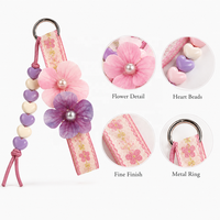 Porte-clés trèfle à quatre feuilles artificiel mignon avec pompon, breloque florale bohème pour sac, cadeau pour femmes et filles, accessoire