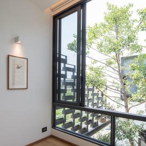 방풍 현대 디자인 맞춤형 알루미늄 수평 슬라이딩 창 이중 강화 유리 모기장 단열 - Product Image 5