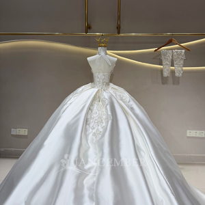 Robe de mariée longue et bouffante moderne JFH129, col bateau, satin ivoire, dentelle florale brodée, appliques en cristal - Product Image 6