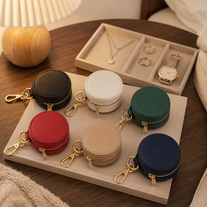 Moderna Caja de Joyería Portátil de Cuero con Logotipo Personalizado, Mini Bolsa de Almacenamiento de Viaje con Cierre Redondo y Llavero para Pendientes, Anillos y Colgantes - Product Image 1