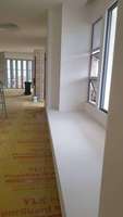 Microciment décoratif minimaliste sans joint Vissney pour la décoration des murs et des sols des salles d'exposition d'hôtels