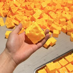 Juguete Antiestrés de Silicona con Forma de Queso Gigante de 10 cm, Regalo Realista con Apariencia de Comida, Marca BOTU, Venta al Por Mayor - Product Image 5