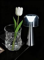Table Champignon Moderne de Luxe en Aluminium et Acrylique, à Contrôle Tactile LED, à Batterie, à Mille Niveaux, pour Salon et Chambre à Coucher (Vente en Gros)