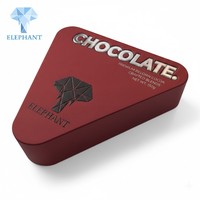 Boîte cadeau triangulaire de luxe personnalisée en gros, rouge, écologique, avec logo imprimé à chaud argenté, pour bonbons et chocolats