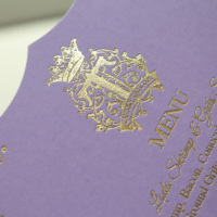 Menú de Boda en Papel Lavanda Morado con Impresión en Dorado Real y Diseño Personalizado