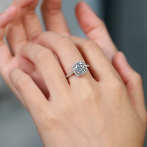 Anillo de Aniversario Clásico Certificado Xiaohongshu S925 de Plata con Diamante Moissanita de 1/2 Quilate Chapado en Rodio para Niñas, Diseño Princesa - Product Image 4