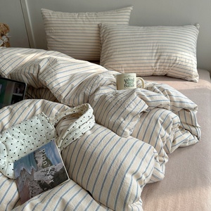 طقم سرير من أربع قطع من القطن العضوي المصبوغ والمغسول، مخطط، بدرجة الأمومة والرضاعة، يتضمن ملاءة سرير وغطاء لحاف، لراحة النوم العاري. - Product Image 3