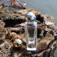 Flacon de parfum rond en verre blanc cristallin vide de 50 ml Qicheng Cosmetics, rechargeable avec pulvérisateur à pompe, diffuseur à bâtonnets, surface personnalisable