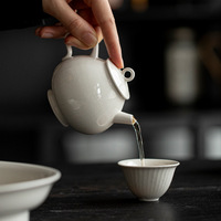 Théière en céramique portable de style chinois, émaillée au cendre de bois, en forme de boule, petite, avec poignée et couvercle, fabriquée à la main pour le thé de l'après-midi