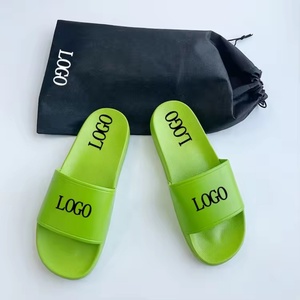 Sandales de luxe personnalisées pour homme – Claquettes de plage unies de haute qualité - Product Image 1