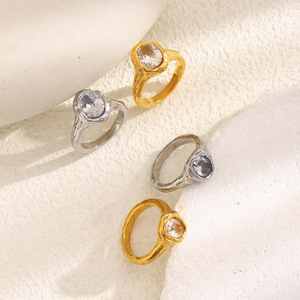 Anillo Único para Mujer, Diseño Irregular Hecho a Mano, con Bisel Arrugado, Zirconia Ovalada Individual, Acero Inoxidable, Bañado en Oro al Vacío, Colección 2026 Art Niche - Product Image 4